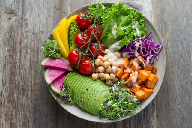 Low Carb Diät oder Low-Fat: Welche Ernährung bringt dich schneller ans Ziel?