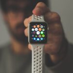 Biohacking für den Alltag: Was dir Oura-Ring und Smartwatch wirklich über deinen Schlaf verraten.