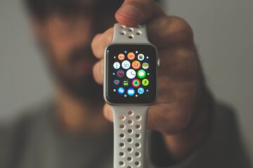 Biohacking für den Alltag: Was dir Oura-Ring und Smartwatch wirklich über deinen Schlaf verraten.