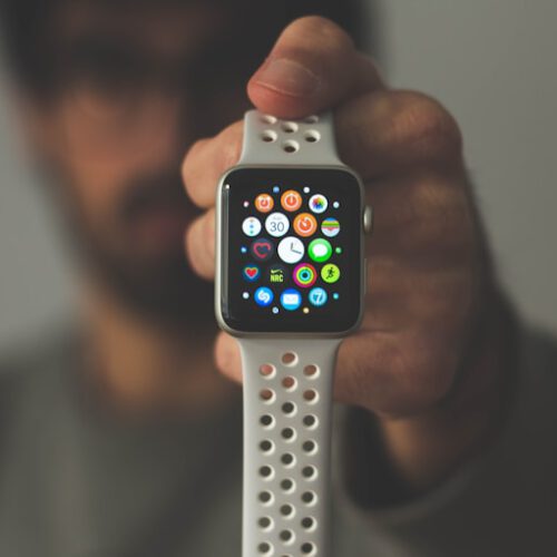 Biohacking für den Alltag: Was dir Oura-Ring und Smartwatch wirklich über deinen Schlaf verraten.