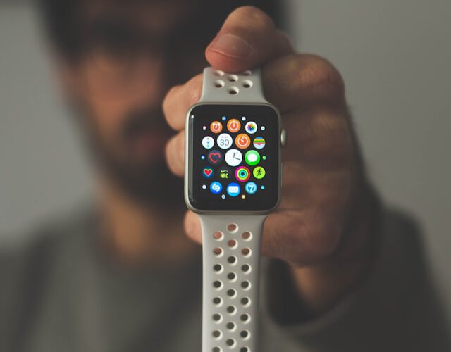 Biohacking für den Alltag: Was dir Oura-Ring und Smartwatch wirklich über deinen Schlaf verraten.
