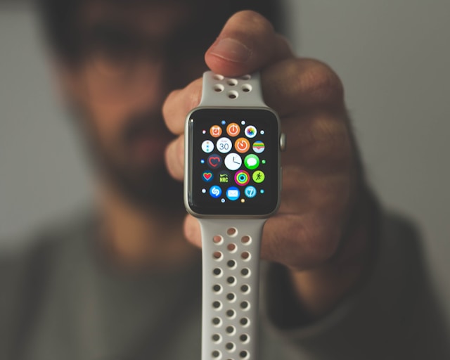 Biohacking für den Alltag: Was dir Oura-Ring und Smartwatch wirklich über deinen Schlaf verraten.