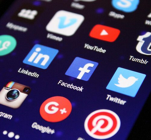 Gefangen im Scroll-Strudel: Wie Social Media deine Psyche beeinflusst – und wie du dich schützt