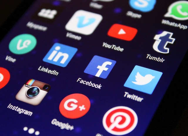 Gefangen im Scroll-Strudel: Wie Social Media deine Psyche beeinflusst – und wie du dich schützt