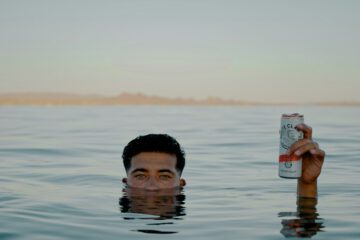 Hautausschlag nach dem Baden: Wenn der Sprung ins kühle Nass zum Juckreiz-Albtraum wird
