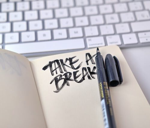 Workaholic vs. Chillaholic: Zwischen Dauerstress und Antriebslosigkeit – Wie du deine innere Balance findest
